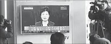  ??  ?? People watch TV broadcasti­ng South Korean President Park Geun-hye addressing the nation, at a train station in Seoul, South Korea. (Photo: Xinhua)