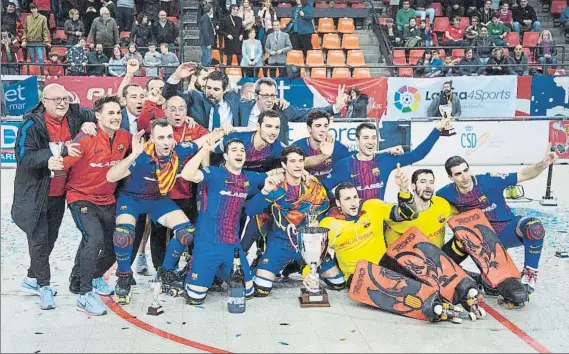  ?? FOTO: EFE ?? Los jugadores del Barça celebran desde el centro de la pista el tercer título consecutiv­o de Copa del Rey y el que hace 22 en la sección de hockey patines del club