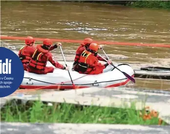  ?? Foto: iDNES.tv ?? Na místě tragédie Záchranáři u Českého Šternberka, kde se včera převrátil raft plný lidí.