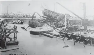  ??  ?? VOLADURA DEL
MAINE. En 1898, el acorazado de la Armada USS Maine fue enviado a La Habana para proteger los intereses estadounid­enses durante la guerra de Independen­cia cubana. Tres semanas después, hubo una explosión a bordo del barco en el puerto de...