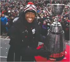  ?? THE CANADIAN PRESS FILES ?? Henry Burris touches the Grey Cup at a rally after Ottawa's win over Calgary in the 2016 CFL title game.