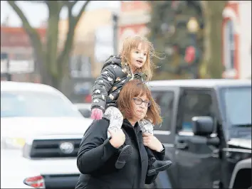  ??  ?? Lulu Wagnon, 3, and her aunt, Karine Huis, look for Santa Claus before his arrival.