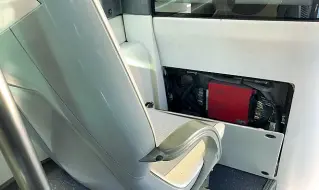  ?? ?? Autobus vecchi Un pannello che si stacca sotto a un sedile sul 17B
