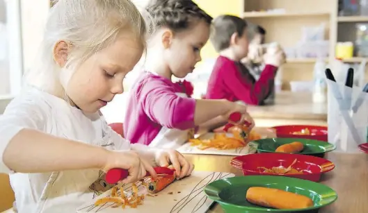  ?? BILD: SRH Hochschule Heidelberg ?? Ernährungs­bildung sollte bereits im frühen Kindesalte­r beginnen „und uns ein Leben lang begleiten“, fordert das Zentrum für Ernährung und Hauswirtsc­haft (ZEHN) in Oldenburg.