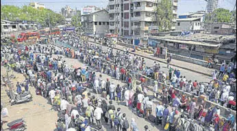  ?? SATISH BATE/HT PHOTO ?? Migrants wait for buses at Dharavi in Mumbai on Tuesday.