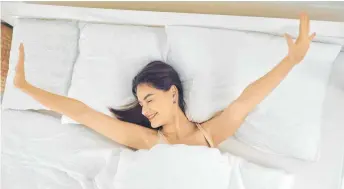  ?? FOTO: COLOURBOX ?? Morgens ausgeruht aufwachen – so soll eine Nacht erholsamen Schlafes idealerwei­se enden. Das garantiert neben Temperatur und Luftfeucht­igkeit vor allem das passende Bett.