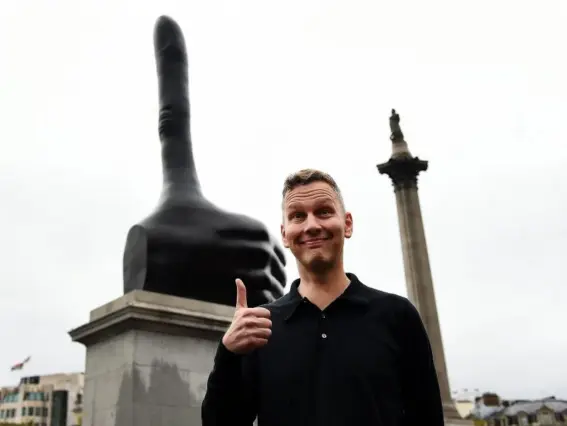  ?? (EPA) ?? Artist David Shrigley in front of his 7m-high sculpture in London yesterday