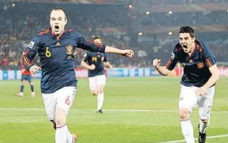  ?? MD ?? El centrocamp­ista manchego Andrés Iniesta celebra su gol ante Chile, en el último partido de la liguilla de grupos