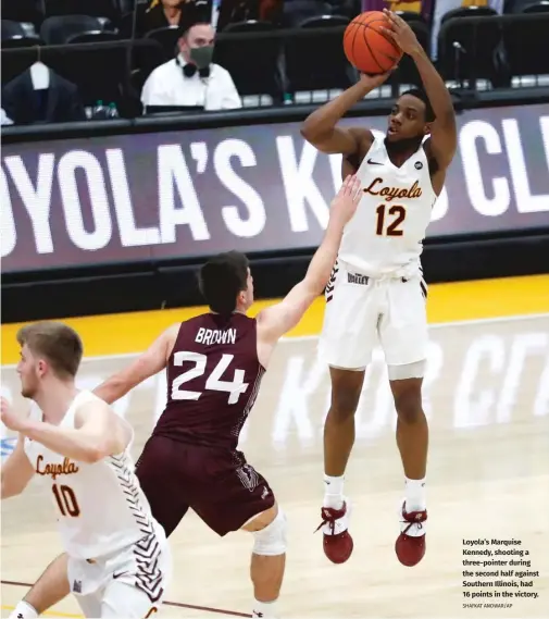  ?? SHAFKAT ANOWAR/AP ?? Loyola’s Marquise Kennedy, shooting a three-pointer during the second half against Southern Illinois, had 16 points in the victory.