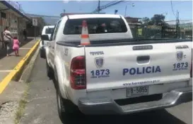  ??  ?? Una patrulla hizo rondas ayer frente a la escuela donde labora la maestra.