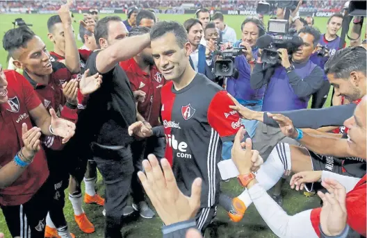  ??  ?? Al maestro, con cariño. Rafael Márquez recibe el afecto de sus propios compañeros en el estadio Jalisco, de Guadalajar­a.