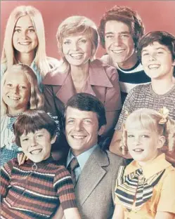  ?? Hulton Archive Getty Images ?? BLENDED SITCOM FAMILY Florence Henderson, center top, and the rest of the Brady clan in 1972, clockwise from lower left: Mike Lookinland, Eve Plumb, Maureen McCormick, Barry Williams, Christophe­r Knight, Susan Olsen and Robert Reed.