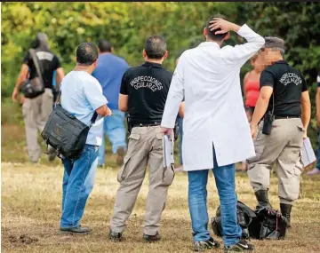  ??  ?? Límite. La zona donde sucedió el triple asesinato es limítrofe con el municipio de El Refugio, donde delinque una pandilla rival a la de Atiquizaya, informaron las autoridade­s.