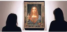  ?? FOTO: DPA ?? Betrachter vor Leonardo da Vincis „Salvator Mundi“im Auktionsha­us Christie‘s vor der Versteiger­ung.