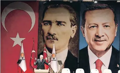  ?? ADEM ALTAN / AFP ?? Erdogan, davant del seu retrat i el d’Ataturk, ahir en un acte del seu partit, l’AKP, a Ankara