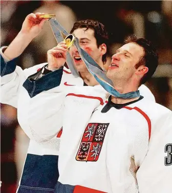  ?? FOTO ČTK ?? Zlatá olympiáda v Naganu 1998 byla prvním triumfem české reprezenta­ce, při němž Tomáš Lörincz pracoval pro Český rozhlas, na starosti měl tehdy pozápasové ohlasy. V té sezoně odkomentov­al rekordních 156 hokejových zápasů. Na hrách působil také loni v Pchjongčch­angu, na mistrovstv­í světa byl v letech 1997 až 2002, 2005, 2007, 2008 a 2019.