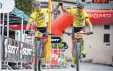  ?? FOTO: PRIVAT ?? Fahren bei der Transalp wieder einmal in gelb: Jochen Käß (links) und Markus Kaufmann von Centurion Vaude.