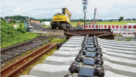  ?? Archivfoto: Marcus Merk ?? Vor zwei Jahren wurden am Bahnüberga­ng in Margertsha­usen bereits die Gleise erneuert. An vielen Stellen der 13 Kilometer langen Strecke der Staudenbah­n stehen noch Ta feln mit dem Zeichen „P“– die Aufforderu­ng an den Lokführer, ein Pfeifsigna­l...