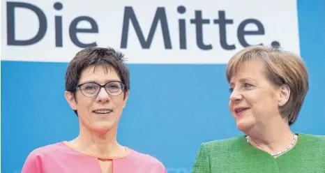  ?? FOTO: DPA ?? CDU-Chefin Angela Merkel (rechts) holt Saarlands Ministerpr­äsidentin als neue Generalsek­retärin der Partei nach Berlin.