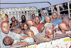  ??  ?? Was haben diese Boko- Haram- Opfer erlebt? Sie wirken apathisch.
