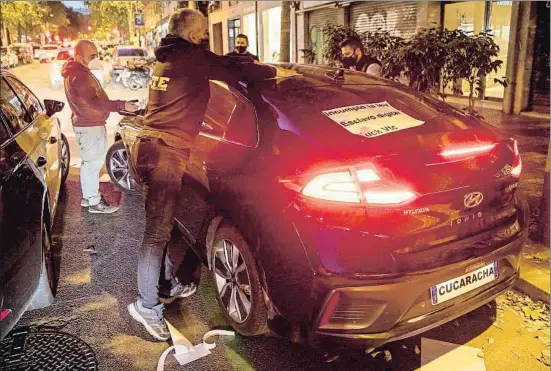  ?? MANÉ ESPINOSA ?? “¡Cucaracha!”. Varios taxistas empapelan un coche de alquiler con conductor al que acusan de buscar clientes de un modo ilegal