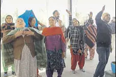  ?? HT PHOTO ?? Kin of the complainan­t, along with the locals, protesting outside the Chheharta police station in Amritsar on Tuesday.