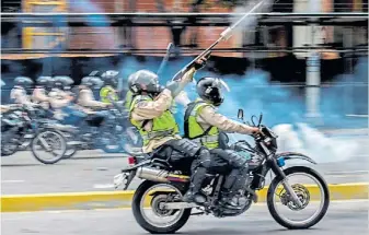  ?? AFP ?? Armas. Policías antimotine­s, en mayo, durante una marcha opositora en Caracas.