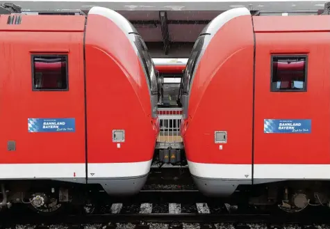  ?? Archivfoto: Silvio Wyszengrad ?? Die roten Züge der Deutschen Bahn gehören fest zum Bild auf dem Augsburger Hauptbahnh­of. Es werden künftig weniger sein.