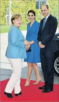  ?? POOL / REUTERS ?? Guillermo y Catalina, de azul aciano, con Merkel