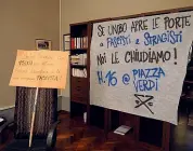  ??  ?? In basso attivisti del collettivo Cua che presidiano l’entrata dell’aula dove si sarebbe dovuto tenere il convegno e, accanto, cartelli appesi in facoltà. In alto il corteo dei collettivi dopo la decisione della facoltà di annullare l’evento di Azione...