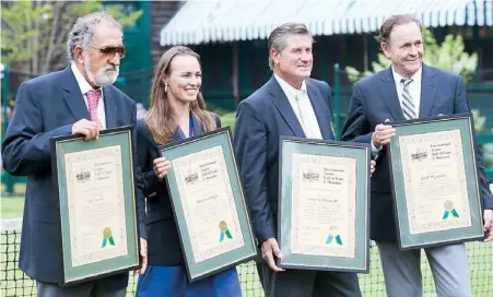  ??  ?? ESTRELLAS. Ion Tiriac, Martina Hingis, Charlie Pasarell y Cliff Drysdale posan para las cámaras tras la ceremonia.