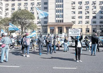  ?? Fotos: alejandro Guyot ?? Manifestan­tes apoyaron al policía juzgado