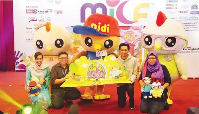  ??  ?? LANCAR: (Dari kiri) Putri Yasmin Megat Zaharuddin (Naib Presiden Bahagian Gen Next Astro), Hairul Faizal Izwan (Penerbit Digital Durian), Sinan Ismail ( Pengasas Digital Durian) dan Firdaus Hussamuddi­n (Penerbit Eksekutif, Kumpulan Buku Karangkraf).