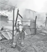  ??  ?? ANGGOTA bomba berusaha memadamkan kebakaran rumah di Kampung Usaha Jaya, Jalan Sentosa, Sibu pada Sabtu.