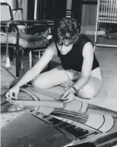  ?? Photos The Mosaic Rooms ?? Sadr in her studio in Tehran producing a kinetic work in 1967