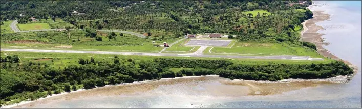  ?? GUSLANG GUMILANG/JAWA POS ?? KURANG PANJANG: Landasan pacu (runway) Lapangan Terbang Harun Thohir di Bawean menjorok berbatasan langsung dengan laut. Panjang landasan pacu belum bisa diperpanja­ng tahun ini karena kendala anggaran.