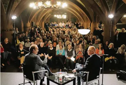  ??  ?? Mit Robert Menasse in den Römerhalle­n am Tag nach der Preisverle­ihung.