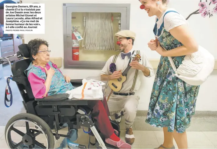  ??  ?? Georgine Demers, 89 ans, a chanté Et si tu n’existais pas de Joe Dassin avec les deux artistes Michel Gionet et Laura Lacoste, alias Alfred et Joséphine. «Ça me met de bonne humeur de les voir», a-t-elle confié au Journal.