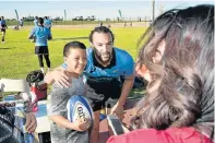  ?? Picture: EUGENE COETZEE ?? FAN MOMENT: Rugby fan Cody Jacobs, 12, posed with Springbok player Dillyn Leyds at the Gelvandale Sports Grounds last week