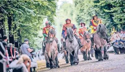  ?? FOTO: A. BRETZ ?? Der Historisch­e Festzug der Schützen mit der Parade an der Reitallee zieht in jedem Jahr Hunderte Besucher an. Er findet am Sonntag, 15. Juli, statt.