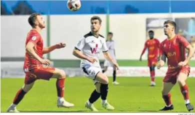  ?? SÁNCHEZ RUIZ ?? Carlos Moreno pugna por el balón con dos jugadores del Antoniano.