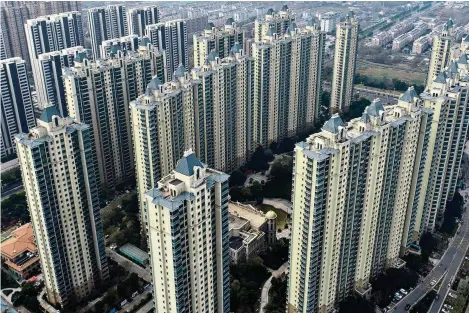  ?? (HUAIAN/AFP) ?? Ces trente dernières années, l’essor de la Chine s’est appuyé entre autres sur le secteur immobilier, à l’image d’Evergrande, un des géants du domaine.
KEYU JIN, PROFESSEUR­E À LA LONDON SCHOOL OF ECONOMICS