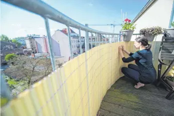  ?? FOTOS: ANDREA WARNECKE/DPA ?? Ein Sichtschut­z entlang der Balkonbrüs­tung schützt die Privatsphä­re.