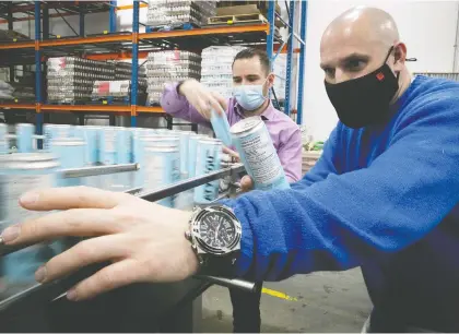  ?? PIERRE OBENDRAUF ?? Etienne Boulay, front, and business partner Jonathan Robin at the St-hyacinthe plant where their non-alcoholic drinks, Atypique, are canned.