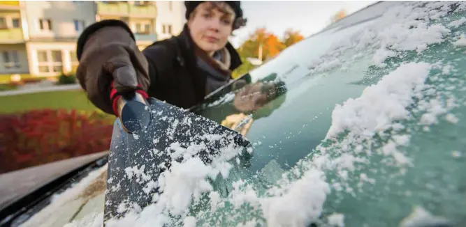  ?? Foto: dpa/Michael Reichel ?? Die StVO verlangt generell: Freie Sicht! Wer im Winter nur mit einem Guckloch in der Frontschei­be fährt, gefährdet sich und andere.