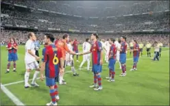  ??  ?? Los jugadores del Barça hacen pasillo a los del Madrid.