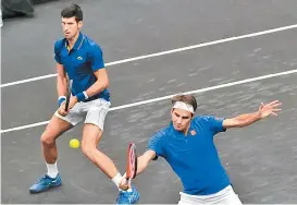  ??  ?? Novak Djokovic y Roger Federer fueron compañeros en dobles