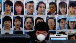  ??  ?? I Kina er ansiktsgje­nkjenning utbredt i gatene. Her jobber en utvikler med teknologi som kan kjenne igjen ansikter med maske.