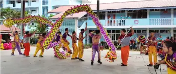  ??  ?? The troupe from Miri Wai Sheng Dragon and Lion Dance Associatio­n performs a dragon dance.