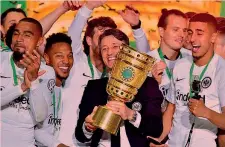  ?? AFP ?? Niko Kovac, 46 anni, al centro con la Coppa di Germania